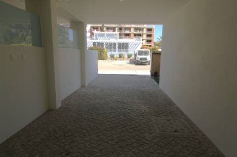 Moradia de luxo com amplas áreas, piscina, jardim e vista mar