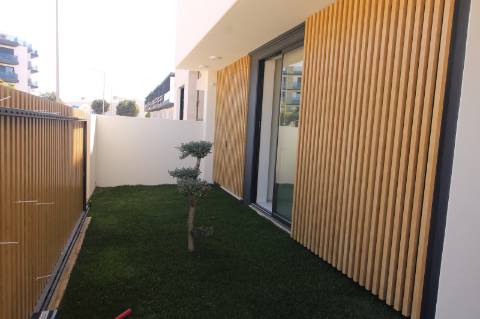 Moradia de luxo com amplas áreas, piscina, jardim e vista mar