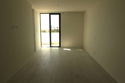 Moradia de luxo com amplas áreas, piscina, jardim e vista mar