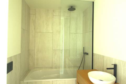 Moradia de luxo com amplas áreas, piscina, jardim e vista mar