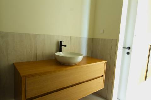 Moradia de luxo com amplas áreas, piscina, jardim e vista mar