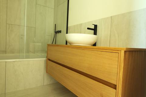 Moradia de luxo com amplas áreas, piscina, jardim e vista mar