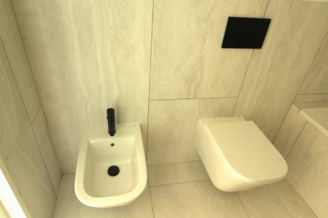 Moradia de luxo com amplas áreas, piscina, jardim e vista mar