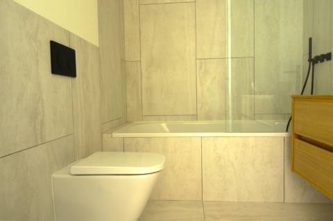 Moradia de luxo com amplas áreas, piscina, jardim e vista mar