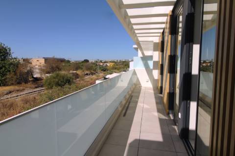 Moradia de luxo com amplas áreas, piscina, jardim e vista mar