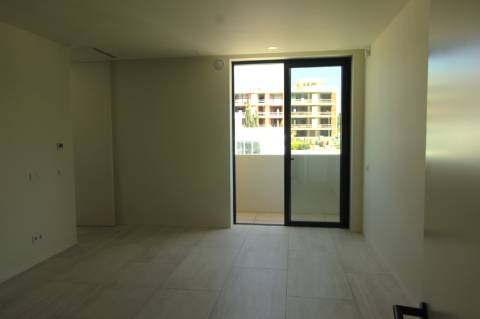 Moradia de luxo com amplas áreas, piscina, jardim e vista mar