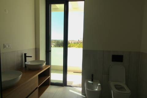 Moradia de luxo com amplas áreas, piscina, jardim e vista mar