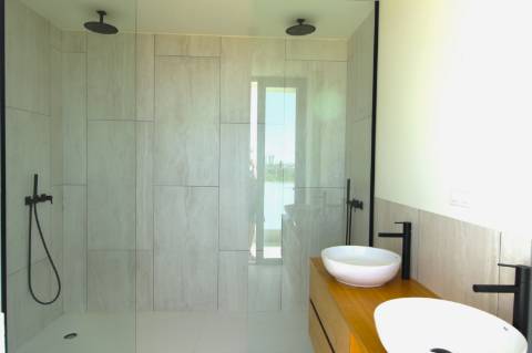 Moradia de luxo com amplas áreas, piscina, jardim e vista mar