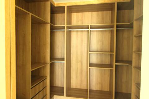 Moradia de luxo com amplas áreas, piscina, jardim e vista mar