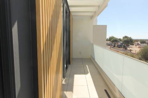 Moradia de luxo com amplas áreas, piscina, jardim e vista mar