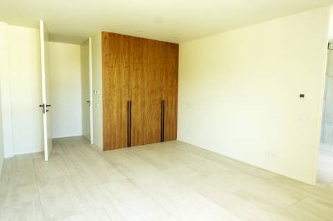 Moradia de luxo com amplas áreas, piscina, jardim e vista mar