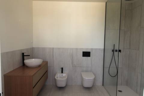 Moradia de luxo com amplas áreas, piscina, jardim e vista mar