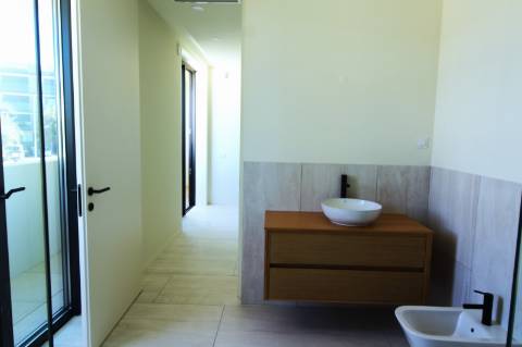 Moradia de luxo com amplas áreas, piscina, jardim e vista mar