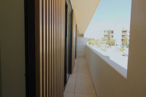 Moradia de luxo com amplas áreas, piscina, jardim e vista mar