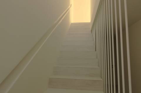 Moradia de luxo com amplas áreas, piscina, jardim e vista mar