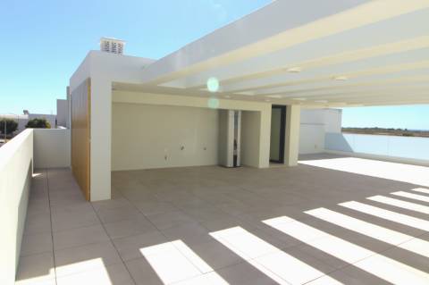 Moradia de luxo com amplas áreas, piscina, jardim e vista mar