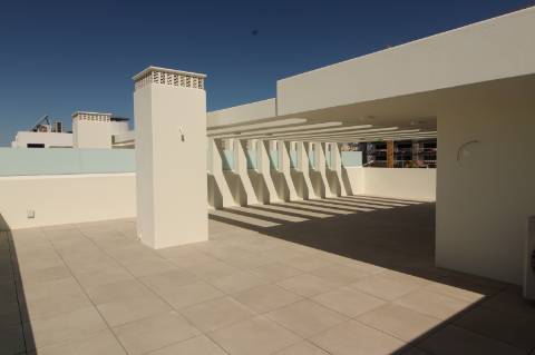 Moradia de luxo com amplas áreas, piscina, jardim e vista mar