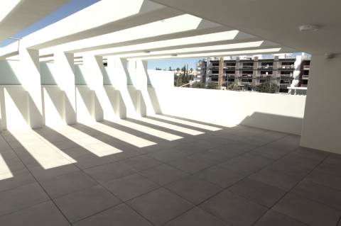 Moradia de luxo com amplas áreas, piscina, jardim e vista mar