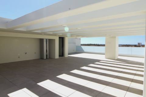 Moradia de luxo com amplas áreas, piscina, jardim e vista mar