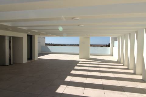 Moradia de luxo com amplas áreas, piscina, jardim e vista mar