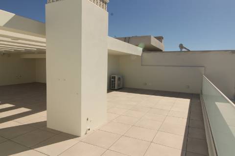 Moradia de luxo com amplas áreas, piscina, jardim e vista mar