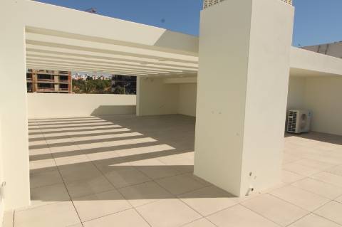 Moradia de luxo com amplas áreas, piscina, jardim e vista mar