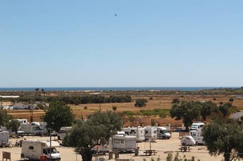 Moradia de luxo com amplas áreas, piscina, jardim e vista mar