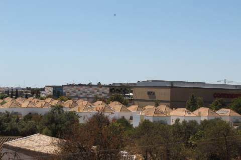 Moradia de luxo com amplas áreas, piscina, jardim e vista mar