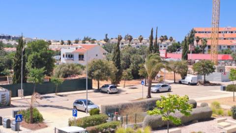 Moradia de luxo com amplas áreas, piscina, jardim e vista mar