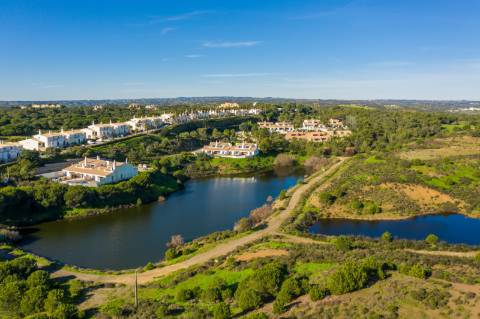 Lote de terreno no prestigiado Castro Marim Golf e Country Club, localizado em Castro Marim, Algarve.