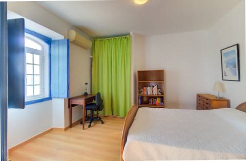 Moradia tradicional para venda em quinta junto a núcleo urbano, com a possibilidade de construção de 7 moradias com piscina