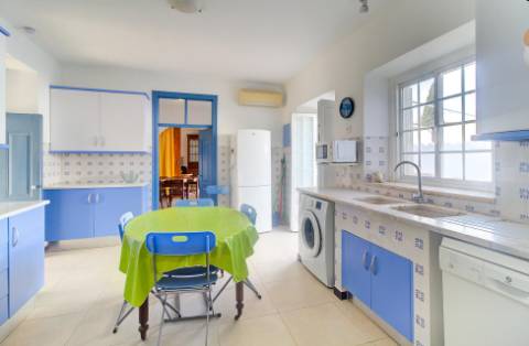 Moradia tradicional para venda em quinta junto a núcleo urbano, com a possibilidade de construção de 7 moradias com piscina