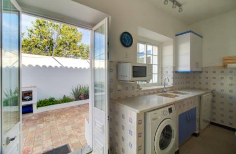 Moradia tradicional para venda em quinta junto a núcleo urbano, com a possibilidade de construção de 7 moradias com piscina