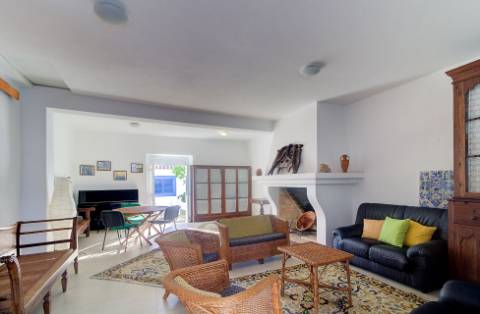 Moradia tradicional para venda em quinta junto a núcleo urbano, com a possibilidade de construção de 7 moradias com piscina