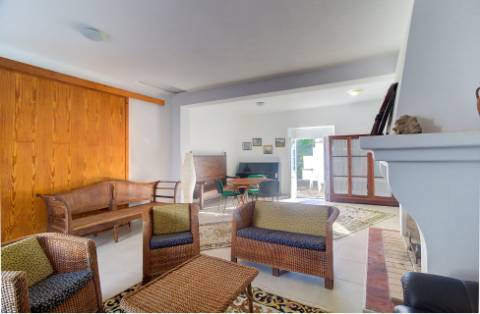 Moradia tradicional para venda em quinta junto a núcleo urbano, com a possibilidade de construção de 7 moradias com piscina