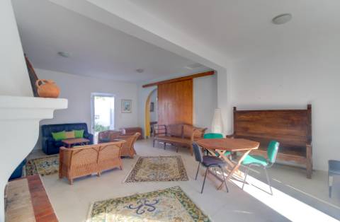 Moradia tradicional para venda em quinta junto a núcleo urbano, com a possibilidade de construção de 7 moradias com piscina