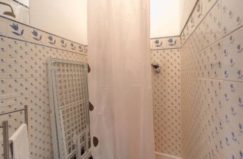 Moradia tradicional para venda em quinta junto a núcleo urbano, com a possibilidade de construção de 7 moradias com piscina