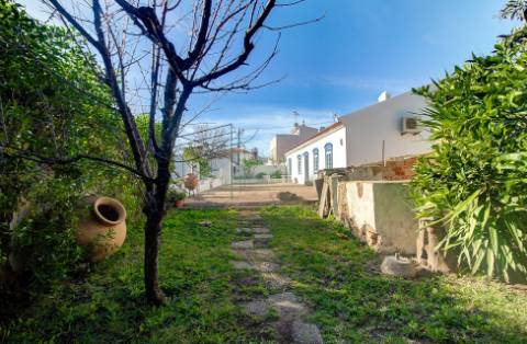 Moradia tradicional para venda em quinta junto a núcleo urbano, com a possibilidade de construção de 7 moradias com piscina