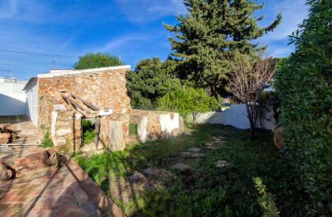 Moradia tradicional para venda em quinta junto a núcleo urbano, com a possibilidade de construção de 7 moradias com piscina