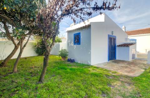 Moradia tradicional para venda em quinta junto a núcleo urbano, com a possibilidade de construção de 7 moradias com piscina