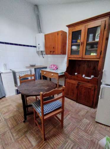 Moradia tradicional para venda em quinta junto a núcleo urbano, com a possibilidade de construção de 7 moradias com piscina