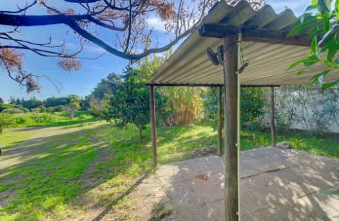 Moradia tradicional para venda em quinta junto a núcleo urbano, com a possibilidade de construção de 7 moradias com piscina