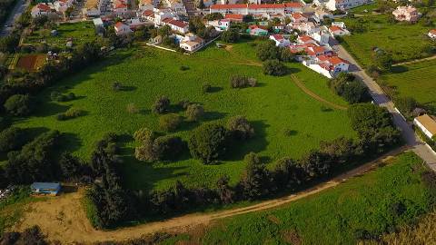 Moradia tradicional para venda em quinta junto a núcleo urbano, com a possibilidade de construção de 7 moradias com piscina