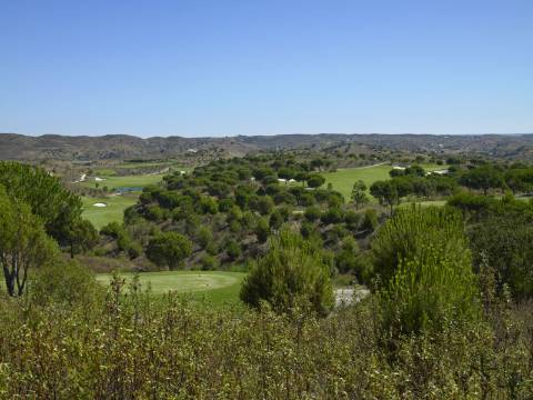 Lote de terreno com 2318m2 para construção de moradia isolada com 500 m2 no Golfe Monte Rei