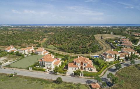 Lote de terreno com 2.651m2 para construção de moradia isolada com 500 m2no Golfe Monte Rei