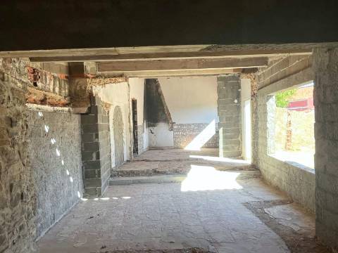 Moradia em fase de reconstrução em Santa Justa