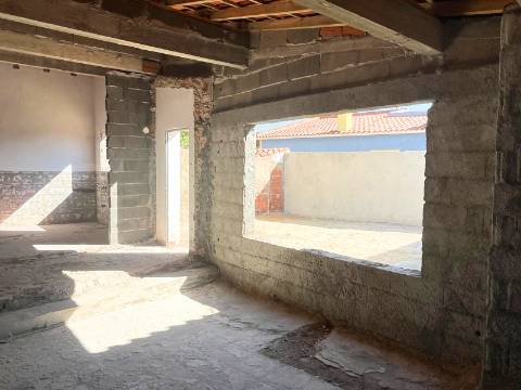 Moradia em fase de reconstrução em Santa Justa