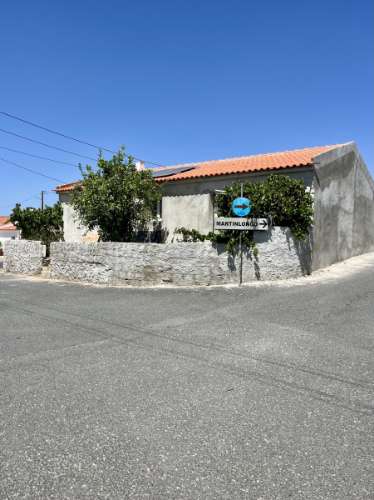 Moradia em fase de reconstrução em Santa Justa