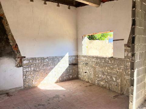 Moradia em fase de reconstrução em Santa Justa