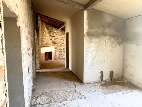 Moradia em fase de reconstrução em Santa Justa